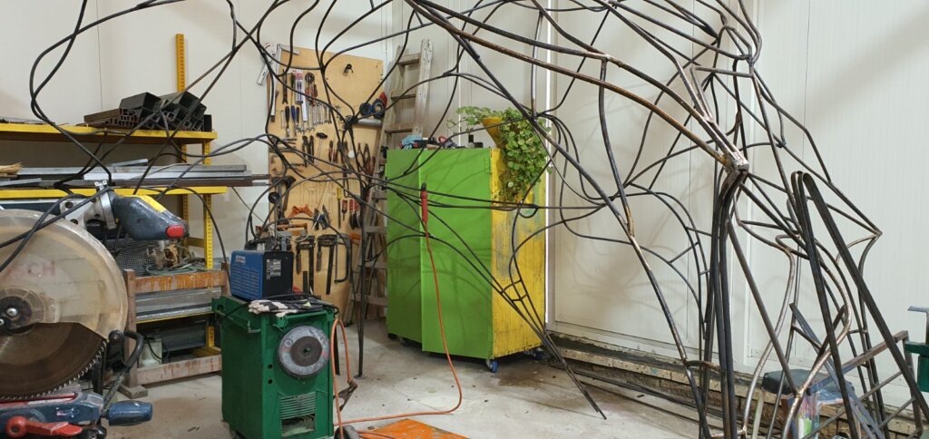 יצירה מתהווה בסטודיו של האני לקראת הביאנלה במוזיאון ישראל