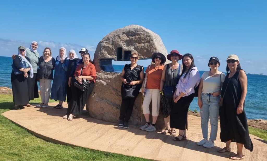 לצד אנדרטה לזכר אוניית המעפילים "אולואה". האוניה שנקראה על שם חיים ארלוזרוב הובילה עולים לארץ בשנת 1947 ועלתה על סרטון סמוך לחוף בת גלים. היוצר: האמן משה זורע.